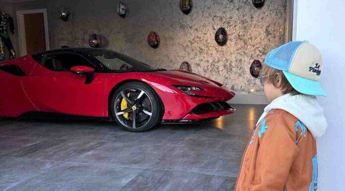 Il bambino che guida la Ferrari