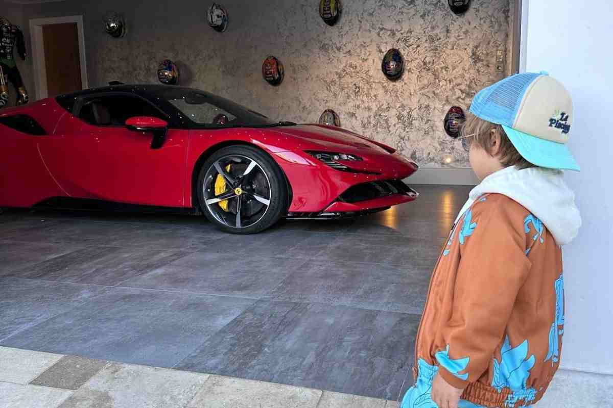 Il bambino che guida la Ferrari