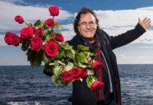 Al Bano con delle rose in mano