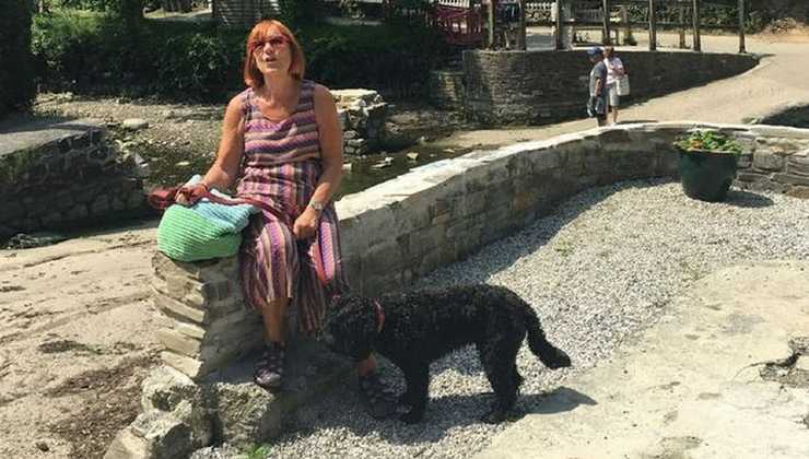 Kathy McKellar e il suo cagnolino