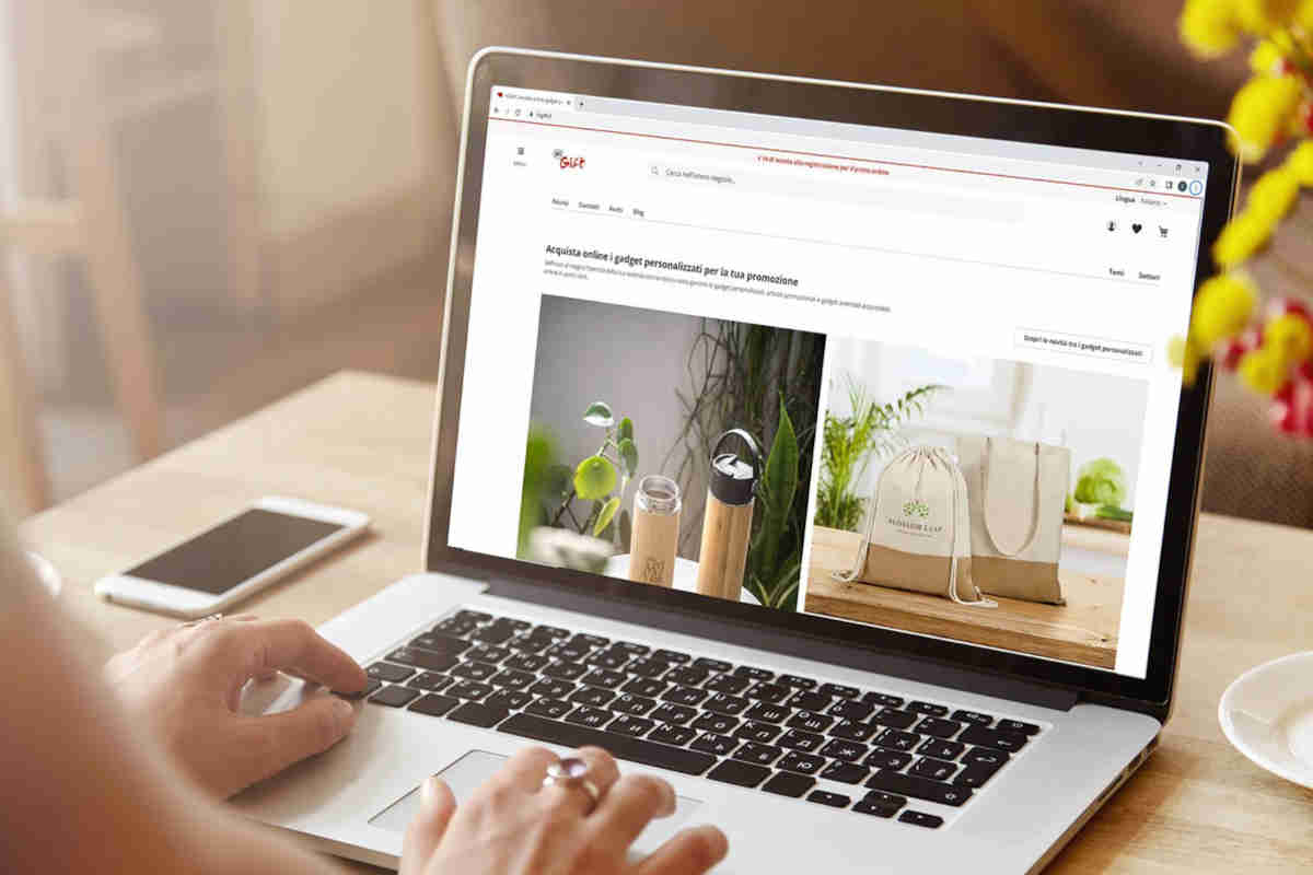 Ragazza che acquista online
