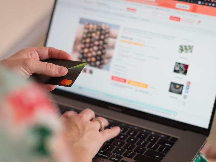 donna che fa acquisti on line