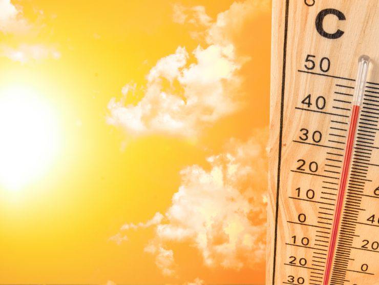 caldo torrido e termometro temperatura