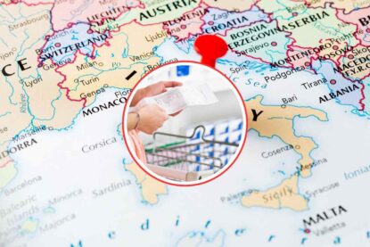 cartina dell'italia e donna che mantiene scontrino