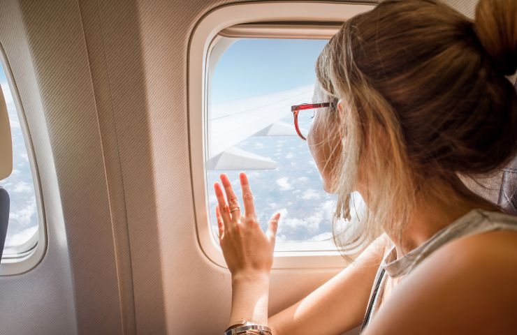 donna in aereo