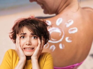 donna al mare con crema solare sulla spalla e donna spaventata