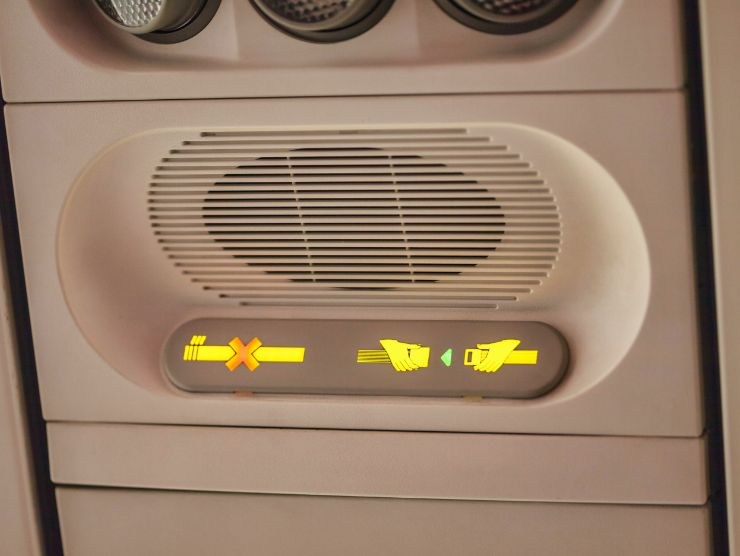 segnale in aereo di allacciare le cinture di sicurezza