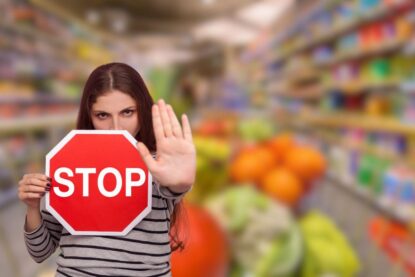 frutta e verdura nel carrello del supermercato e donna che fa stop