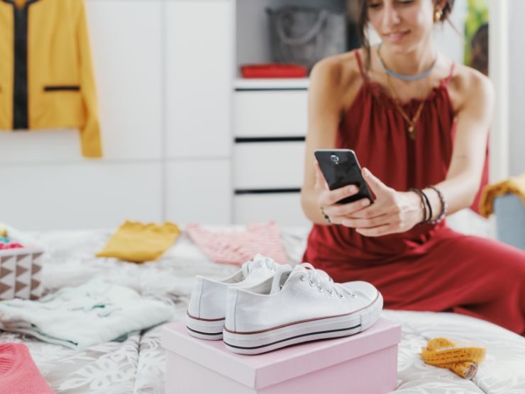 donna che fa foto a delle scarpe da ginnastica