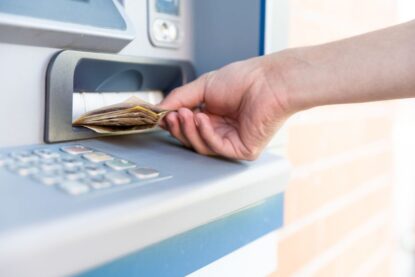 persona che preleva al bancomat