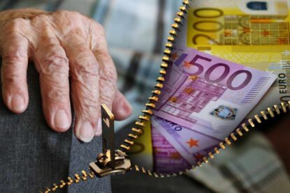 mano di persona anziana con cerniera aperta e focus su soldi