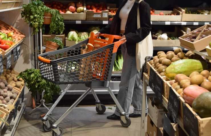 donna al supermercato