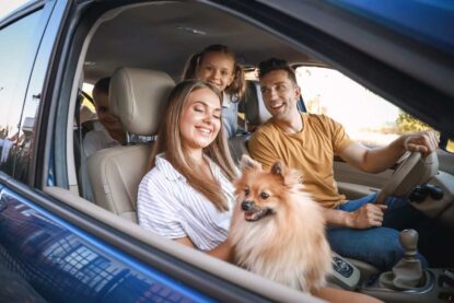 famiglia in auto con cane