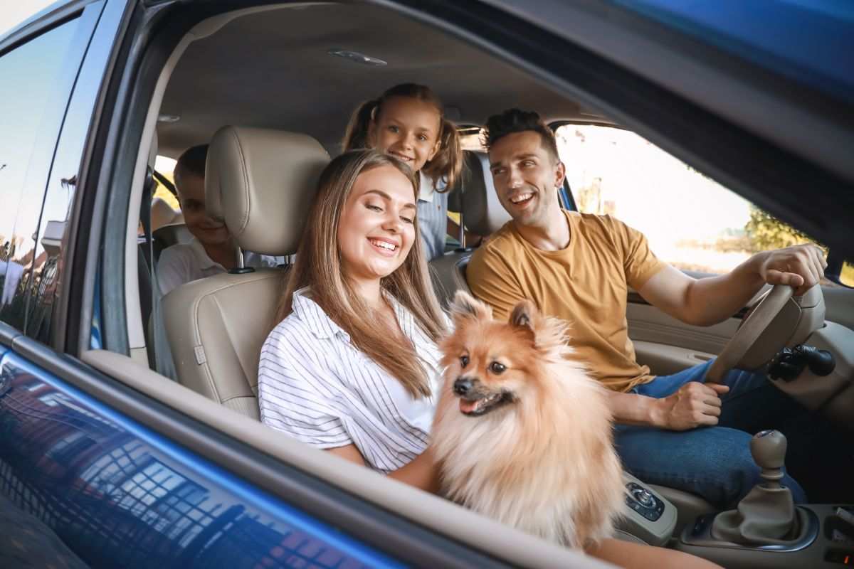 famiglia in auto con cane