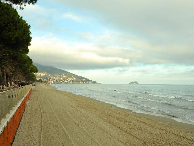 lunga distesa di spiaggia