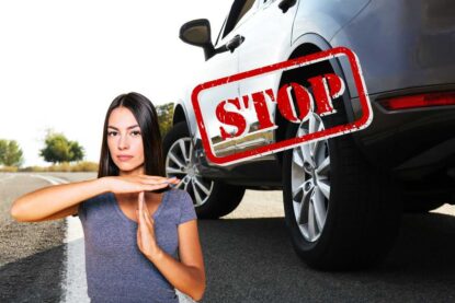 donna che dice stop e auto