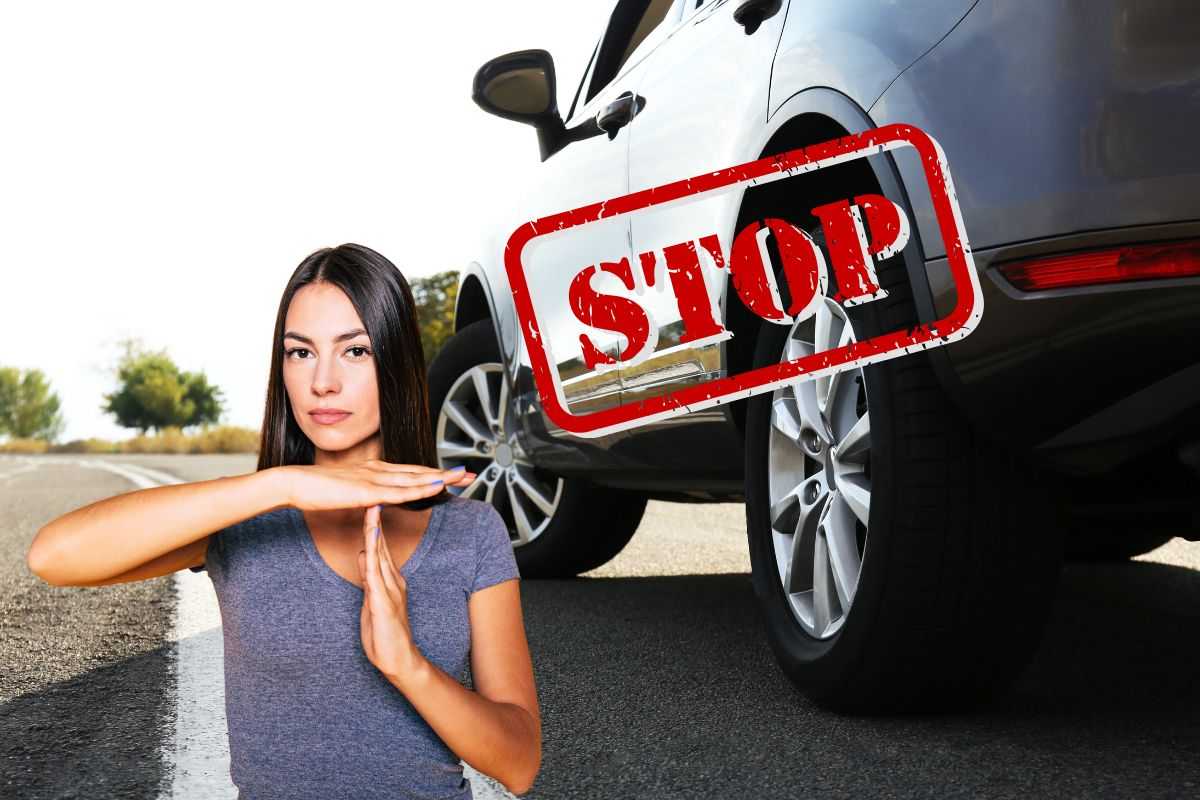 donna che dice stop e auto
